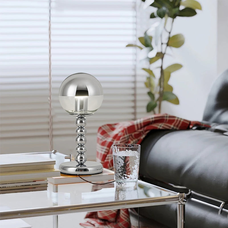 ChromeGlow – Moderne bordlampe med spejlet glaskugleskærm