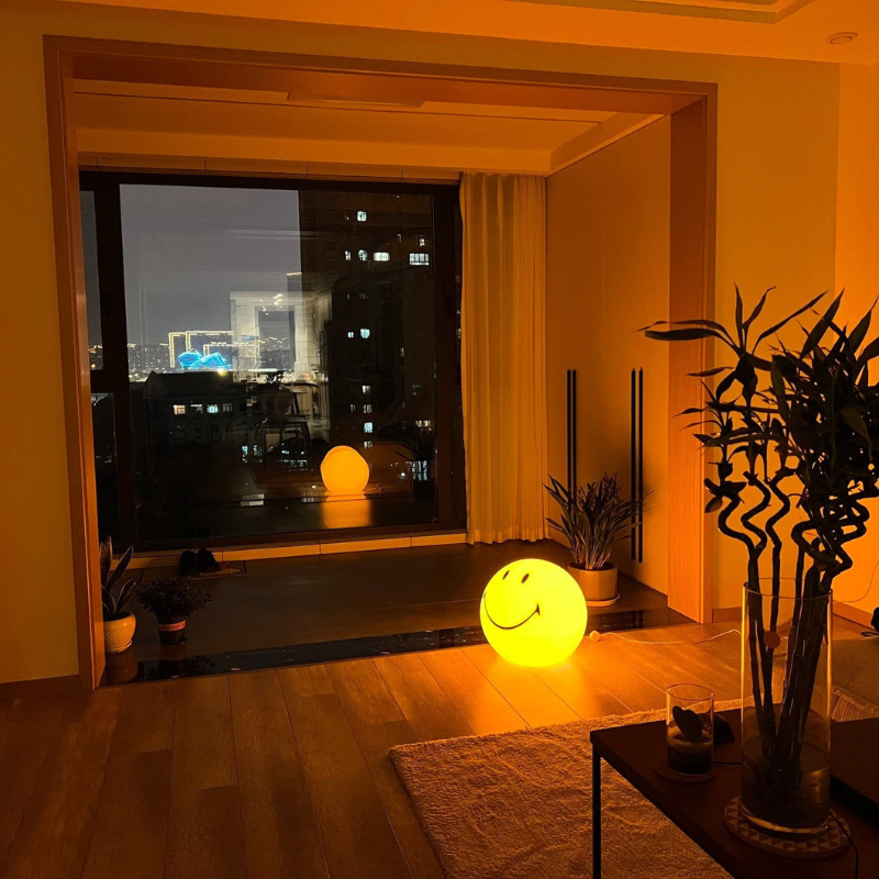 GlowMate – LED bordlampe med smilende ansigt og dæmpbart lys