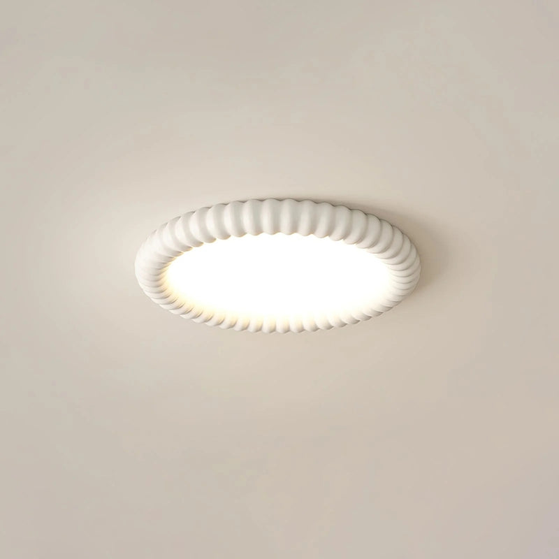 ZenHalo – Loftlampe med krusningsinspireret form og rolig belysning ovenfra