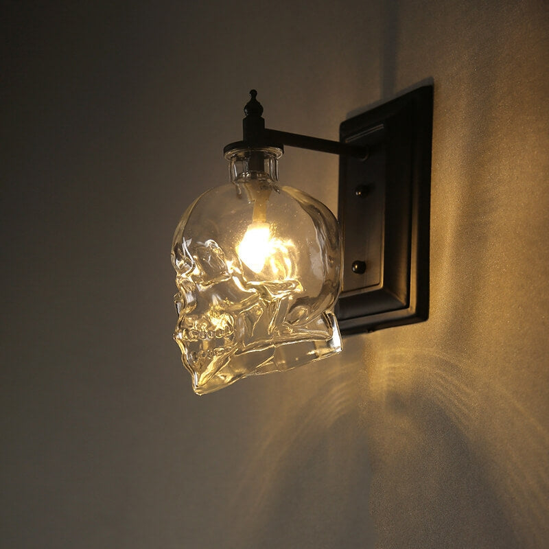SkulLight – Industriel Væglampe med Kranieformet Glasskærm