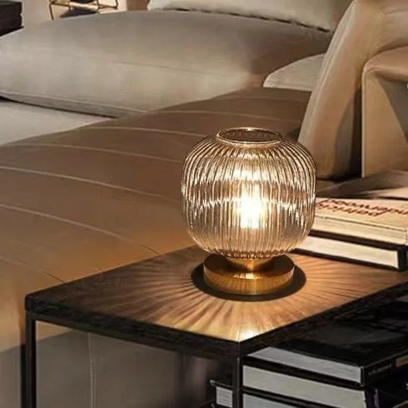 AuraGlow - Elegant bordlampe med ribbede detaljer og omgivende lys der skaber et beroligende rum