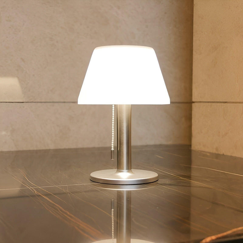 ClassicGlow – Elegant solcelledrevet bordlampe til udendørs charme