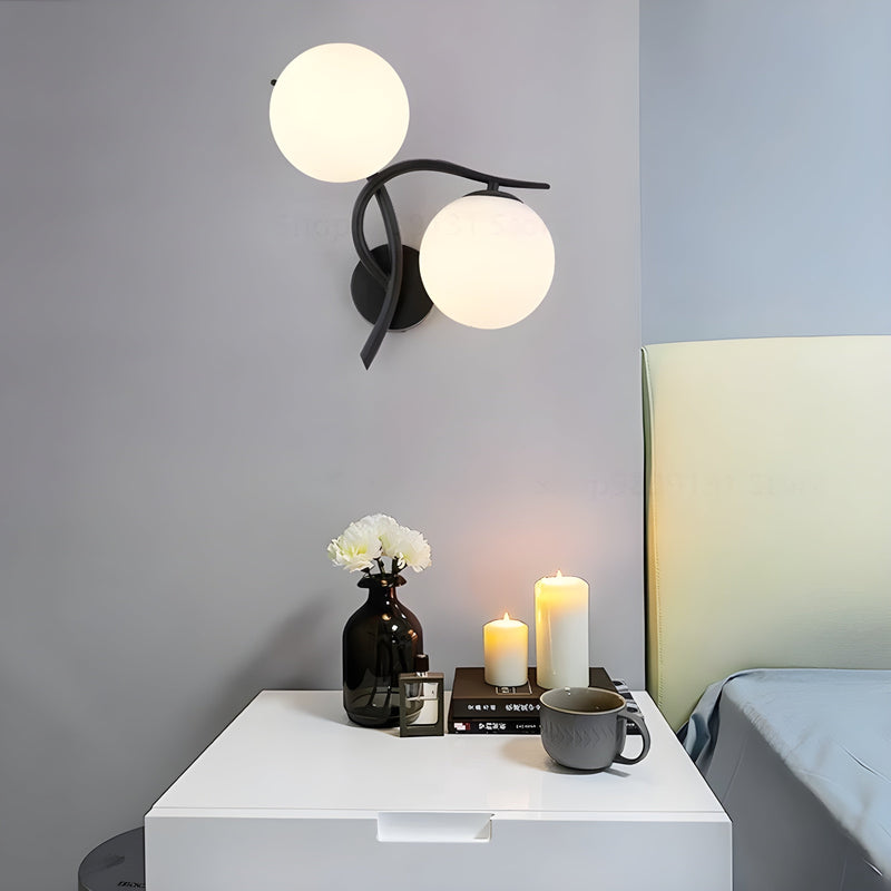 GloSphere – Væglampe i nordisk stil med blødt lys og moderne design med glaskugle