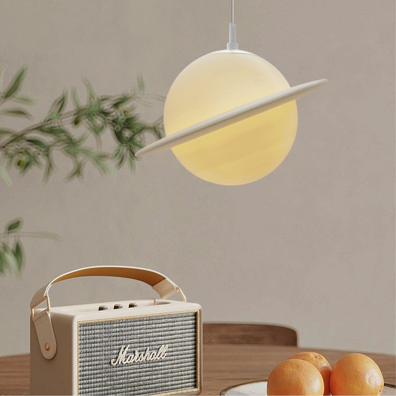 OrbitGlow - Elegant Saturn-inspireret pendel med justerbar lysstyrke