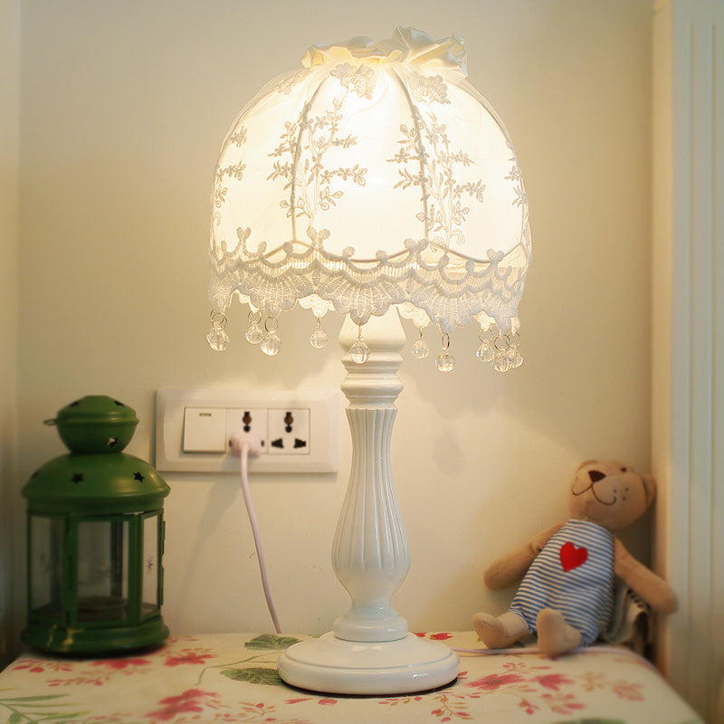 LaceDream - Elegant kuppelformet natbordslampe med fine blondedetaljer