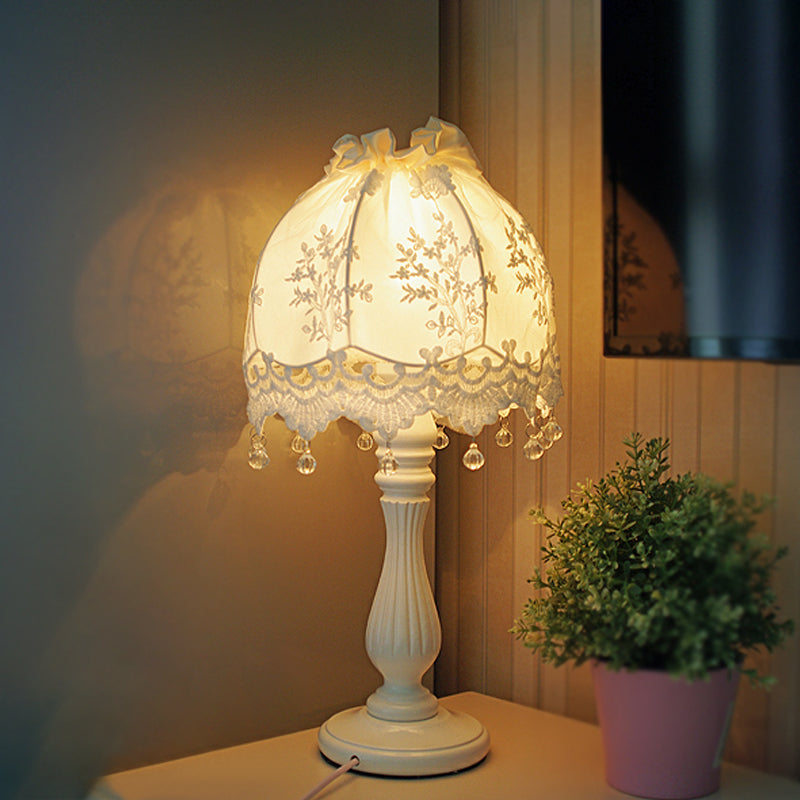 LaceDream - Elegant kuppelformet natbordslampe med fine blondedetaljer