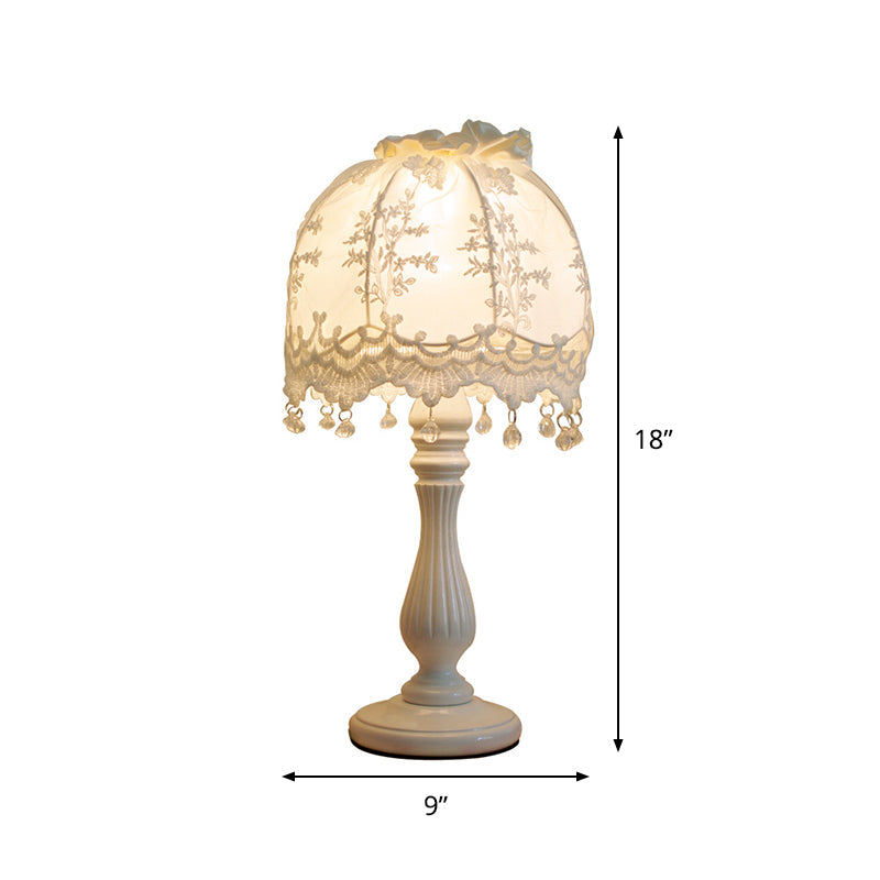 LaceDream - Elegant kuppelformet natbordslampe med fine blondedetaljer