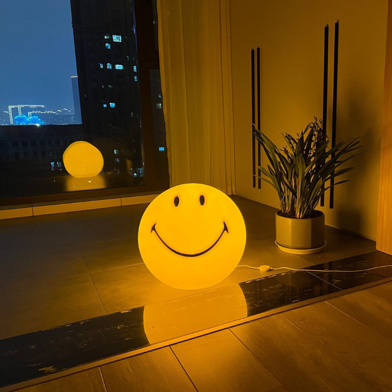 GlowMate – LED bordlampe med smilende ansigt og dæmpbart lys