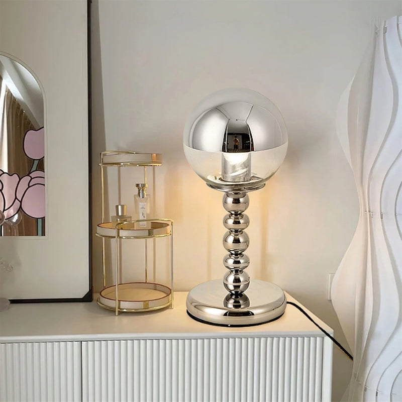 ChromeGlow – Moderne bordlampe med spejlet glaskugleskærm
