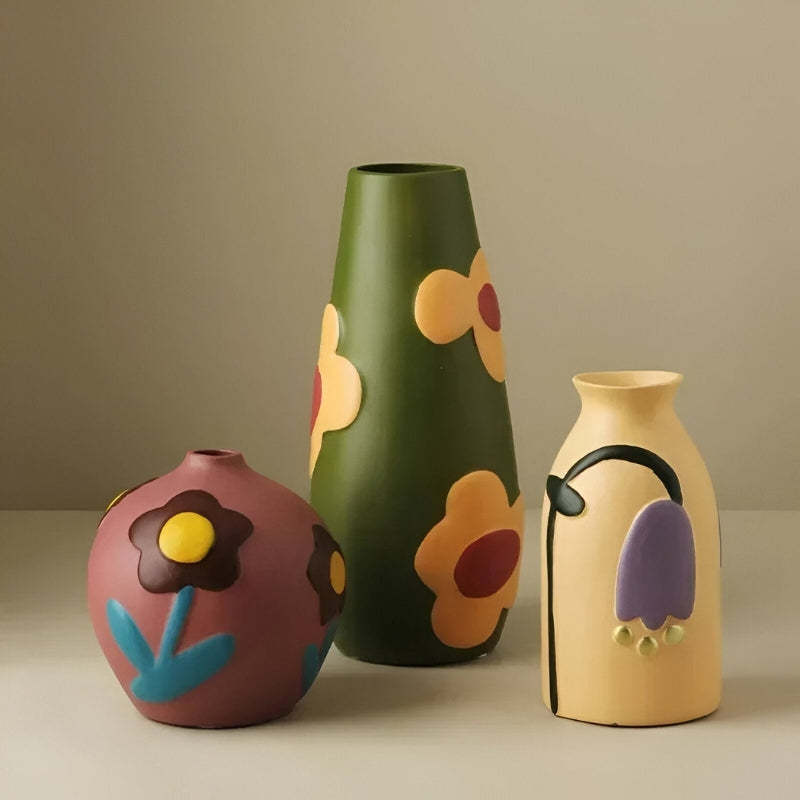 BloomBold – Håndmalet Keramisk Vase med Blomstermotiv i Flere Farver