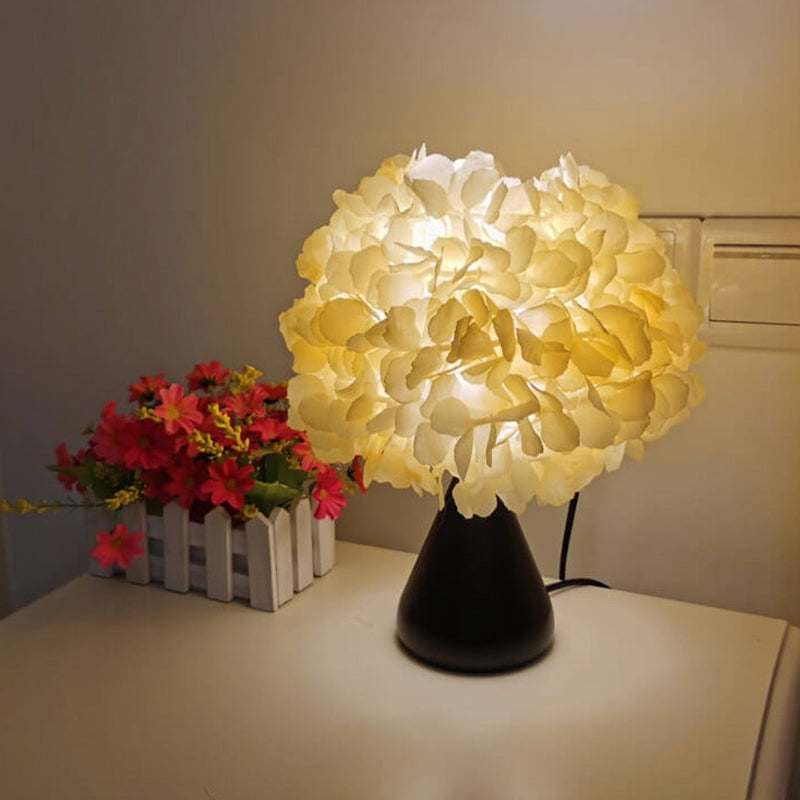 BloomAura – Bordlampe med Blomsterbuket og Klassisk Design