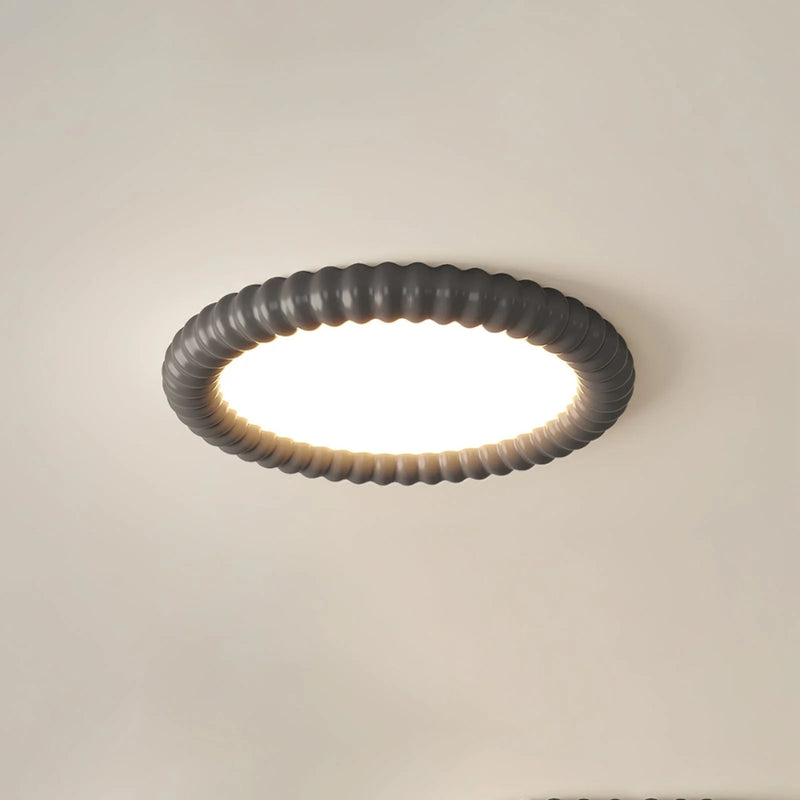 ZenHalo – Loftlampe med krusningsinspireret form og rolig belysning ovenfra