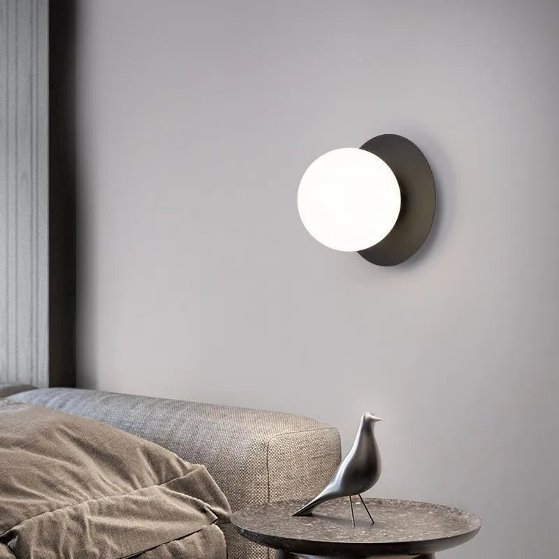 LumiSphere – Glas og metalvæglampe til indendørs brug