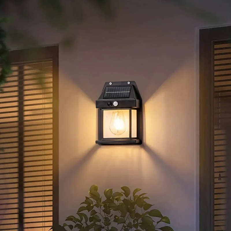 LumiGlow - Vejrbestandig solcelle-væglampe med bevægelsesdetektering | 1+1 Gratis
