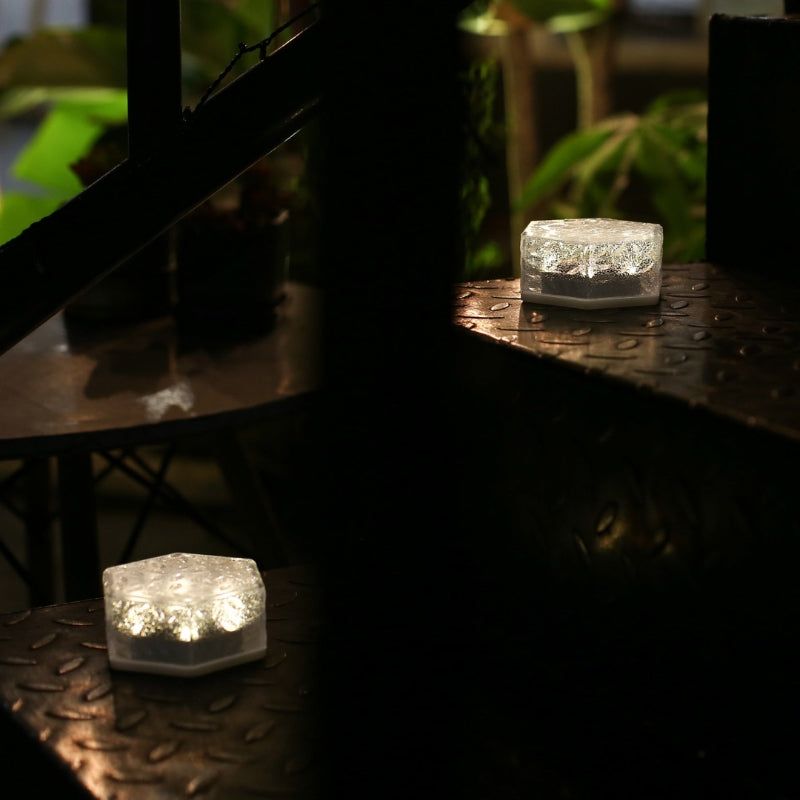 HexagonalGlow – Hexagonformet solcelle LED-plænelampe med vandtæt design