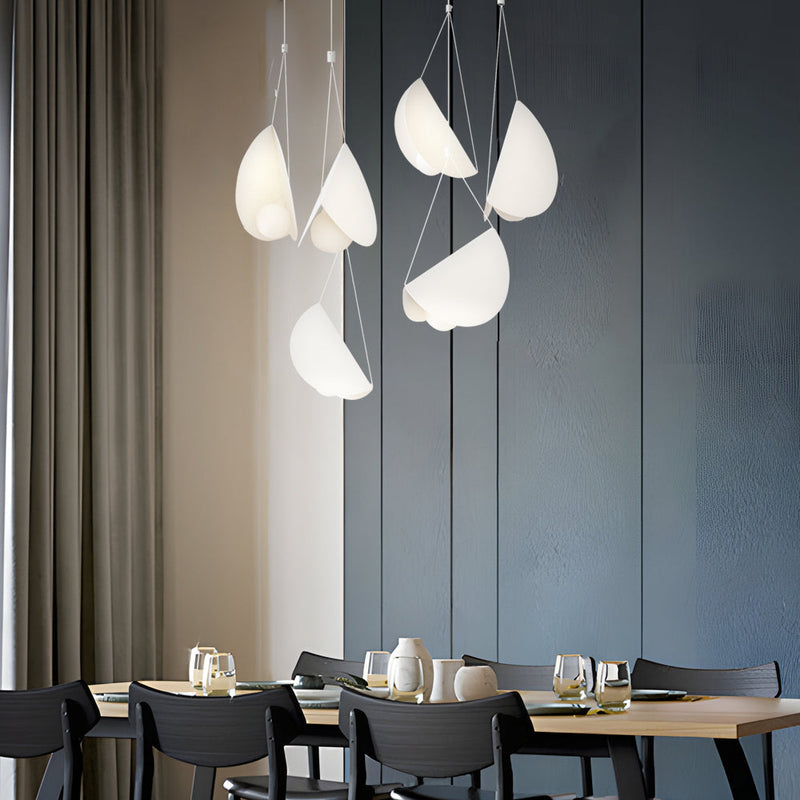 FloraLume - Moderne loftslampe med bladinspireret design