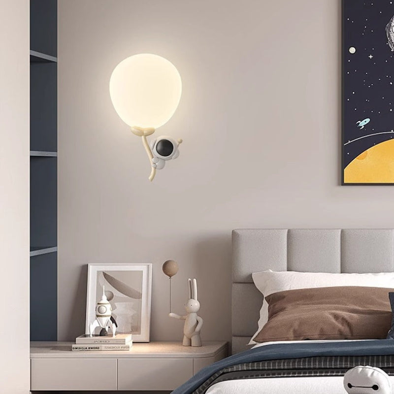 LumiZoo – Dyreinspireret LED-væglampe med globusformet skærm