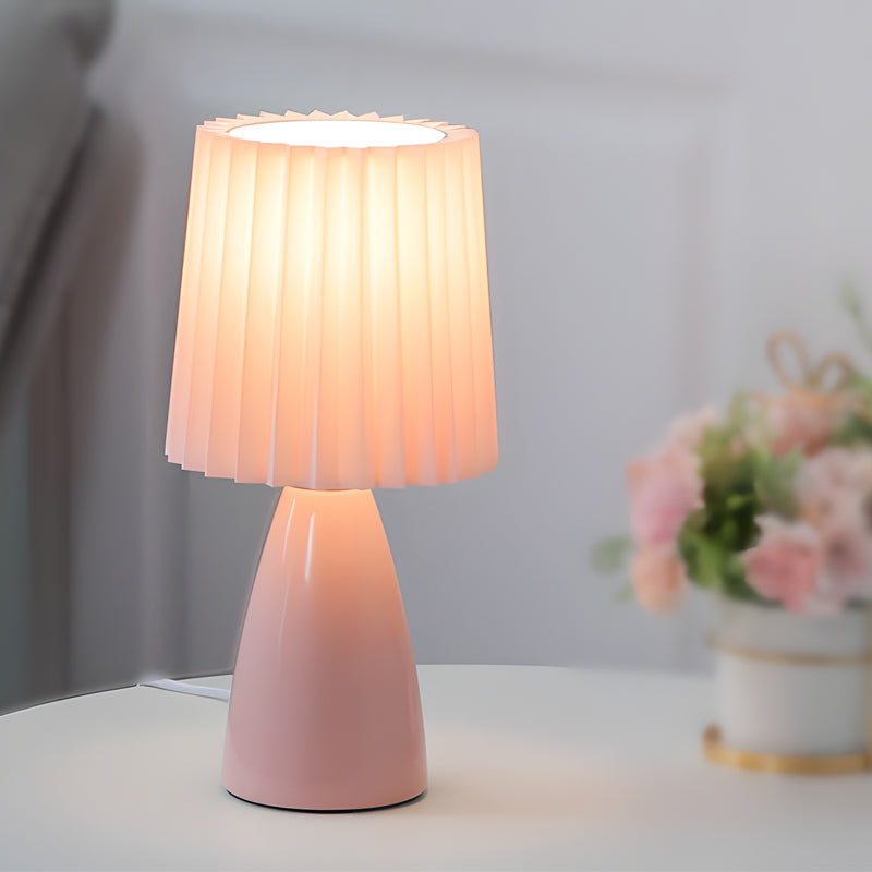 PleatGlow – Elegant dæmpbar bordlampe med USB-opladning