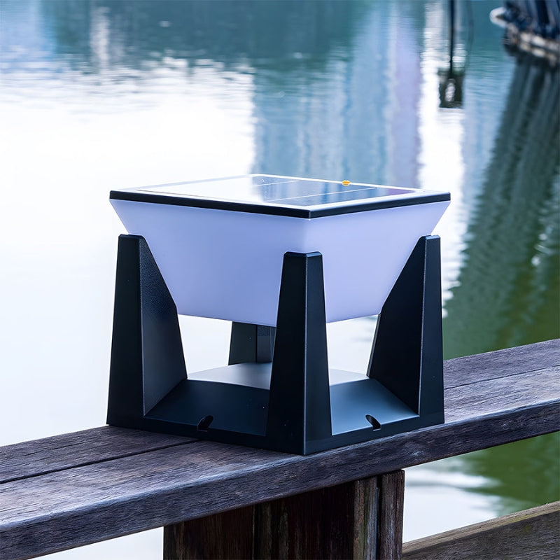 SolarGlow – Klassisk udendørslampe med solceller og geometrisk design