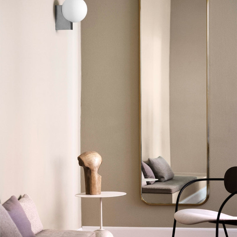 GeoGlow – Moderne geometrisk væglampe med glasglobus