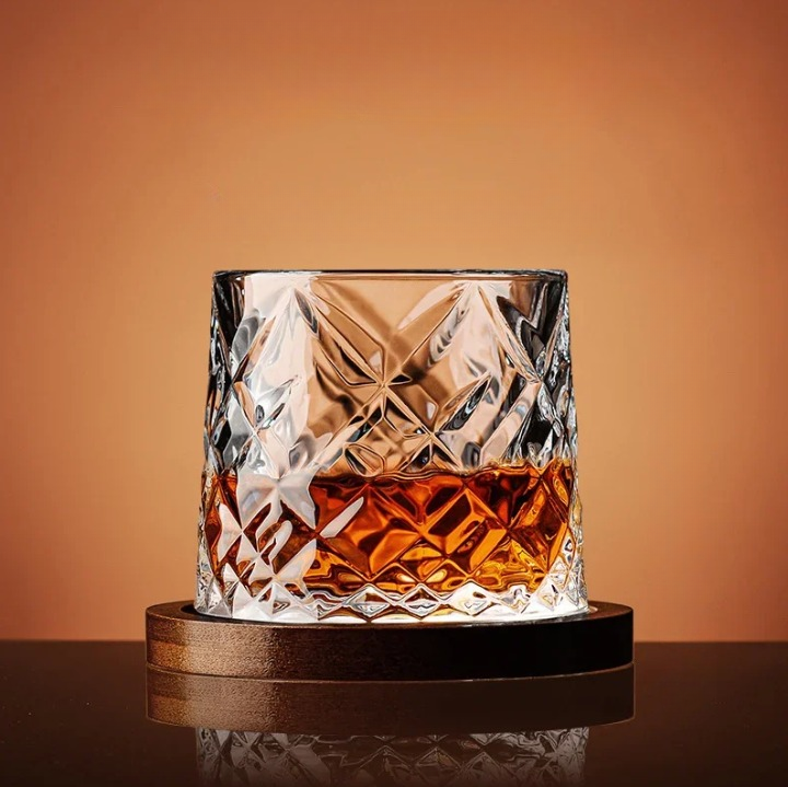 WhiskeySpin - Premium whiskyglas med indviklet spinning base for en unik oplevelse