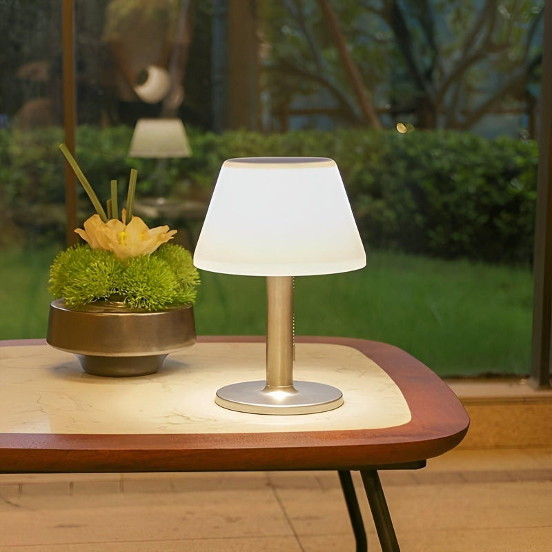ClassicGlow – Elegant solcelledrevet bordlampe til udendørs charme
