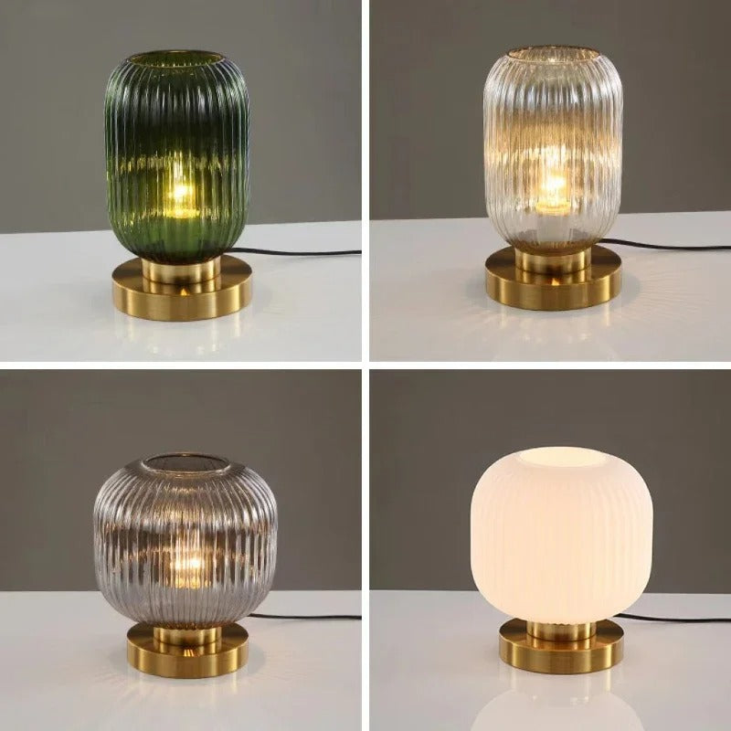 AuraGlow - Elegant bordlampe med ribbede detaljer og omgivende lys der skaber et beroligende rum