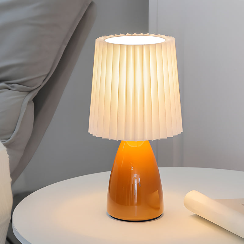 PleatGlow – Elegant dæmpbar bordlampe med USB-opladning