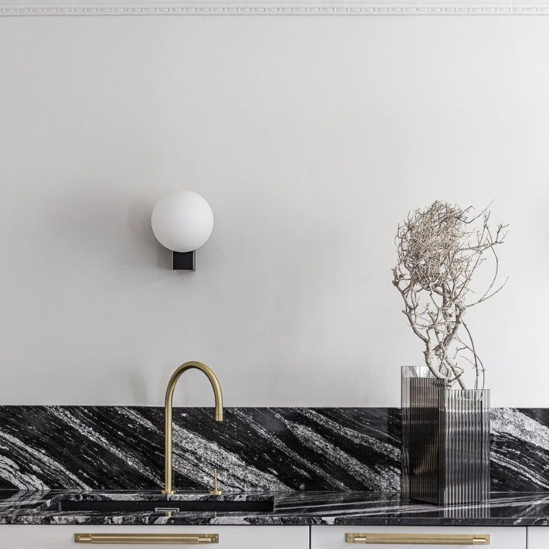GeoGlow – Moderne geometrisk væglampe med glasglobus