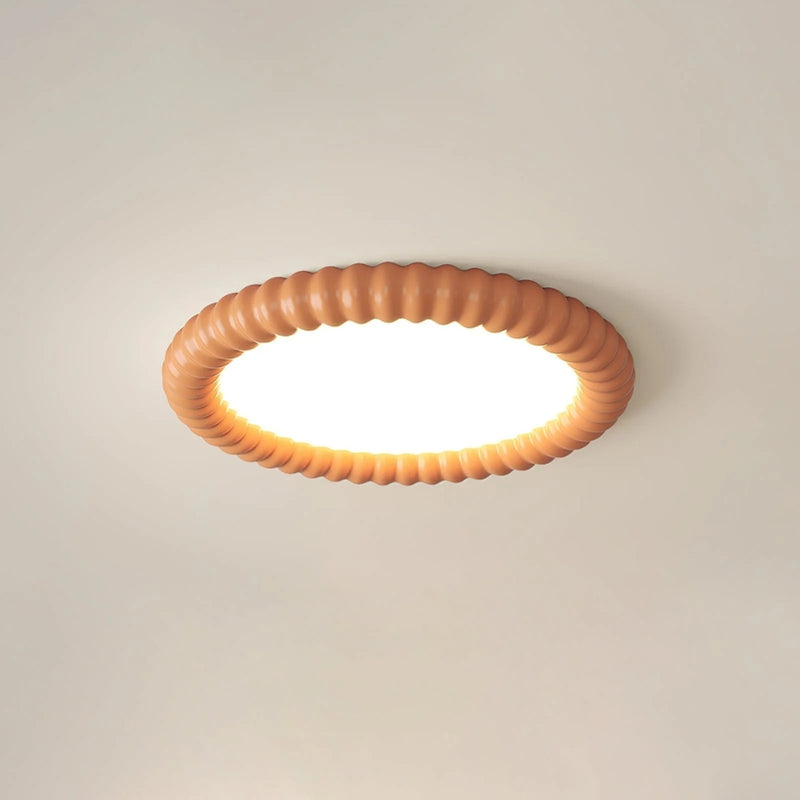 ZenHalo – Loftlampe med krusningsinspireret form og rolig belysning ovenfra