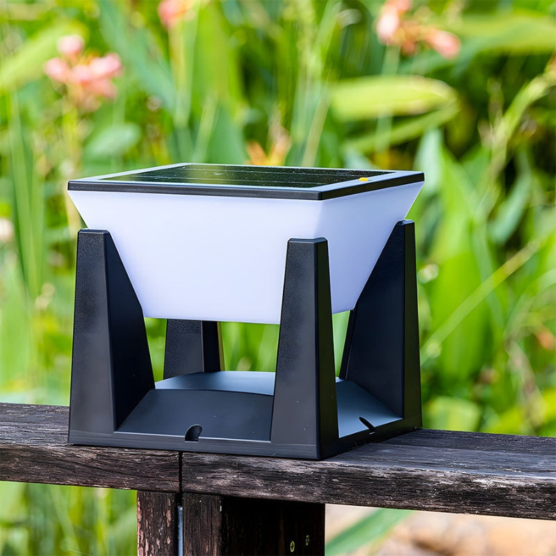 SolarGlow – Klassisk udendørslampe med solceller og geometrisk design