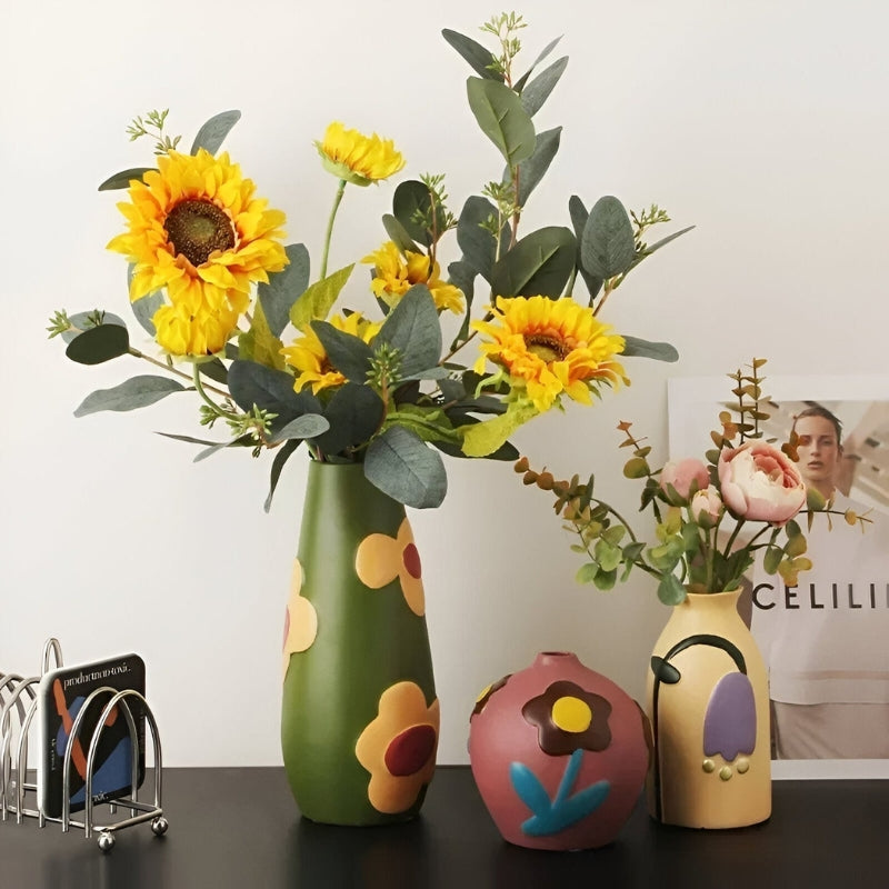 BloomBold – Håndmalet Keramisk Vase med Blomstermotiv i Flere Farver