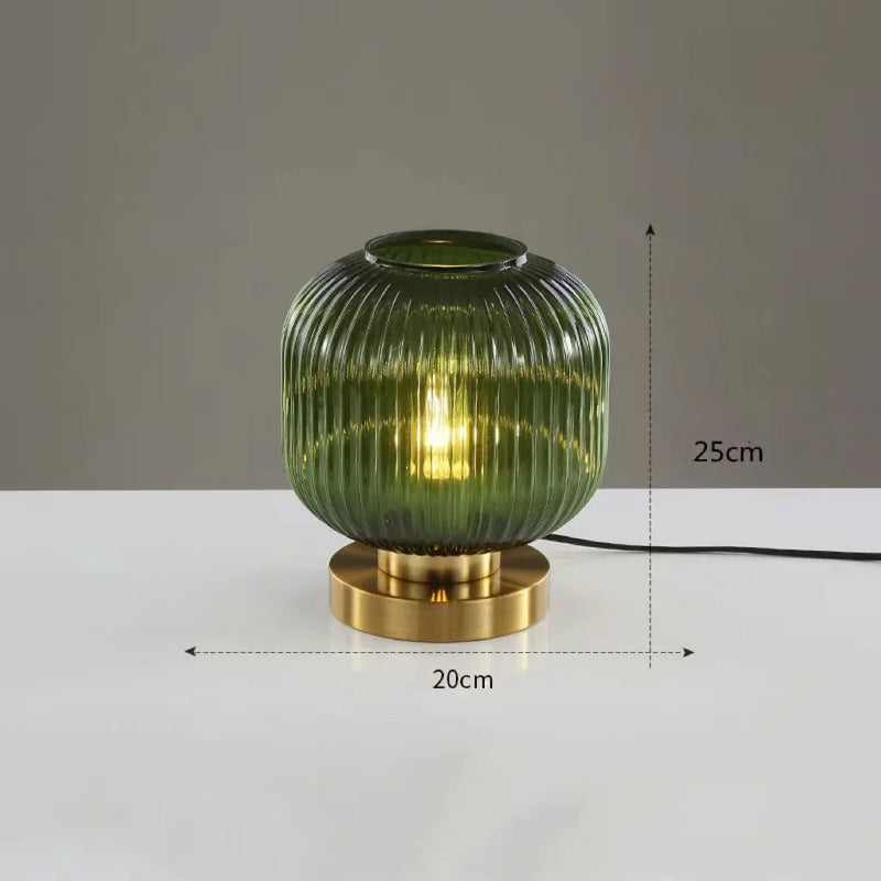 AuraGlow - Elegant bordlampe med ribbede detaljer og omgivende lys der skaber et beroligende rum
