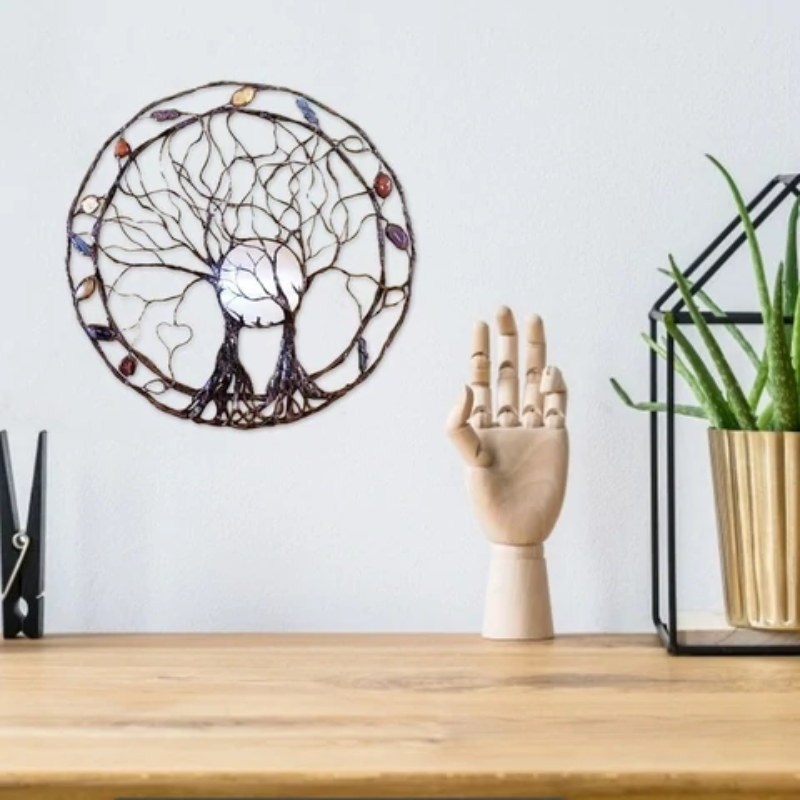AuraTree – Symbolsk vægkunst med livets træ og svævende chakra-design