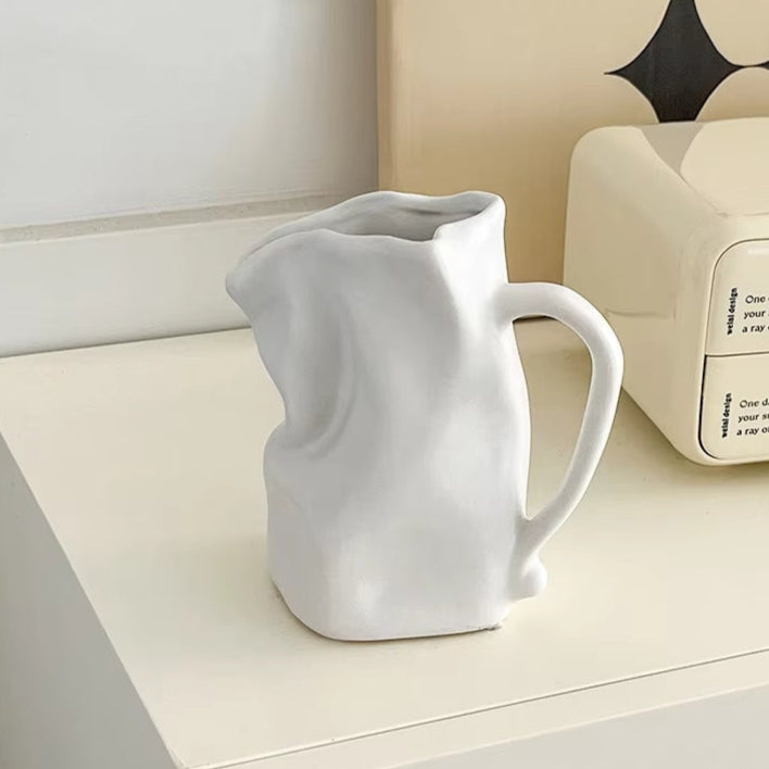 VaseLuxe – Elegant keramisk vase med blank finish til moderne interiør