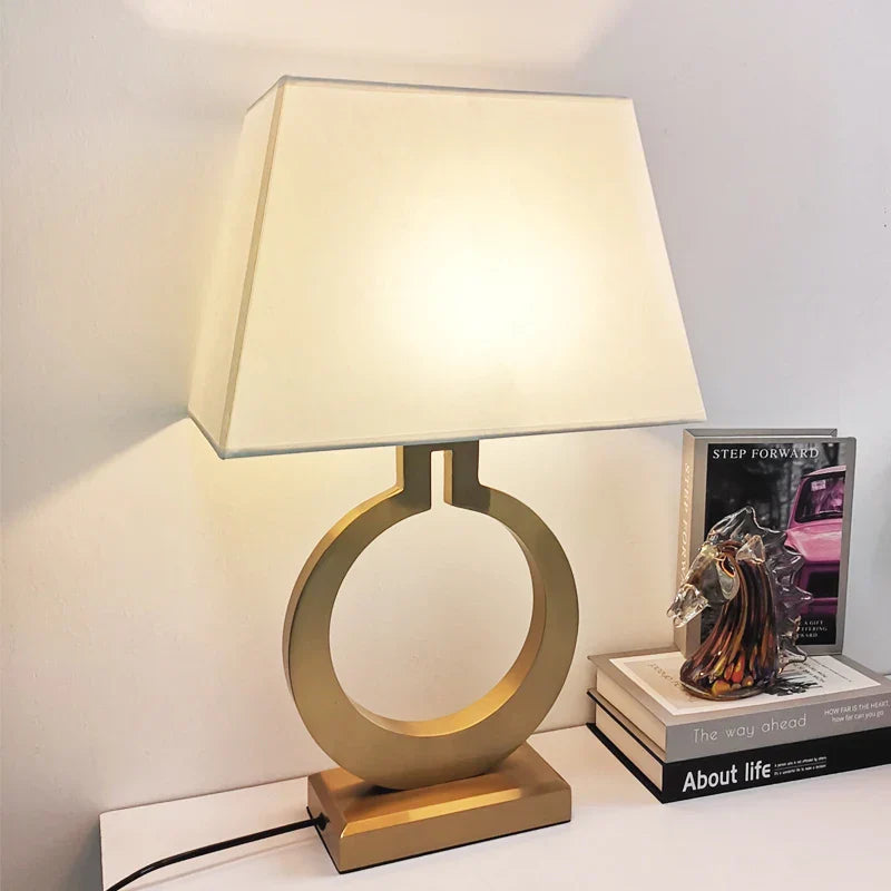 LuxeAura – Moderne bordlampe med elegant ramme og blød stofskærm