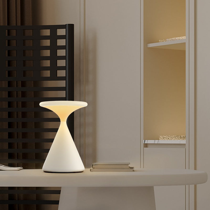 ConoGlow – Moderne Bordlampe med konisk konisk base og blød omgivende belysning