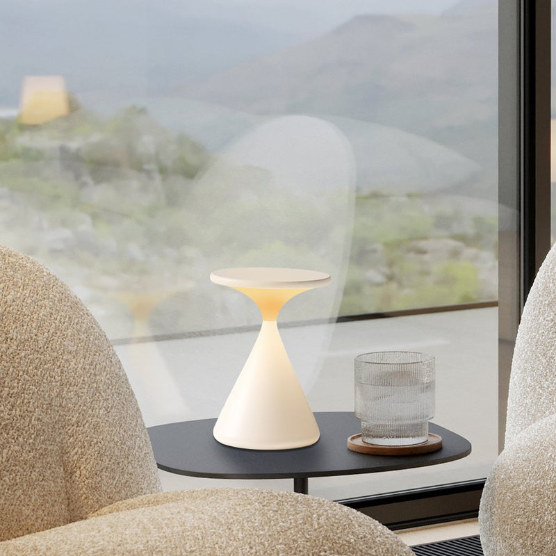 ConoGlow – Moderne Bordlampe med konisk konisk base og blød omgivende belysning