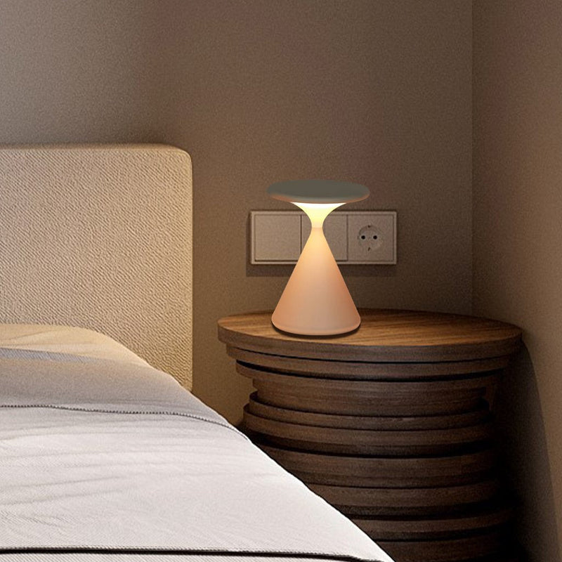ConoGlow – Moderne Bordlampe med konisk konisk base og blød omgivende belysning