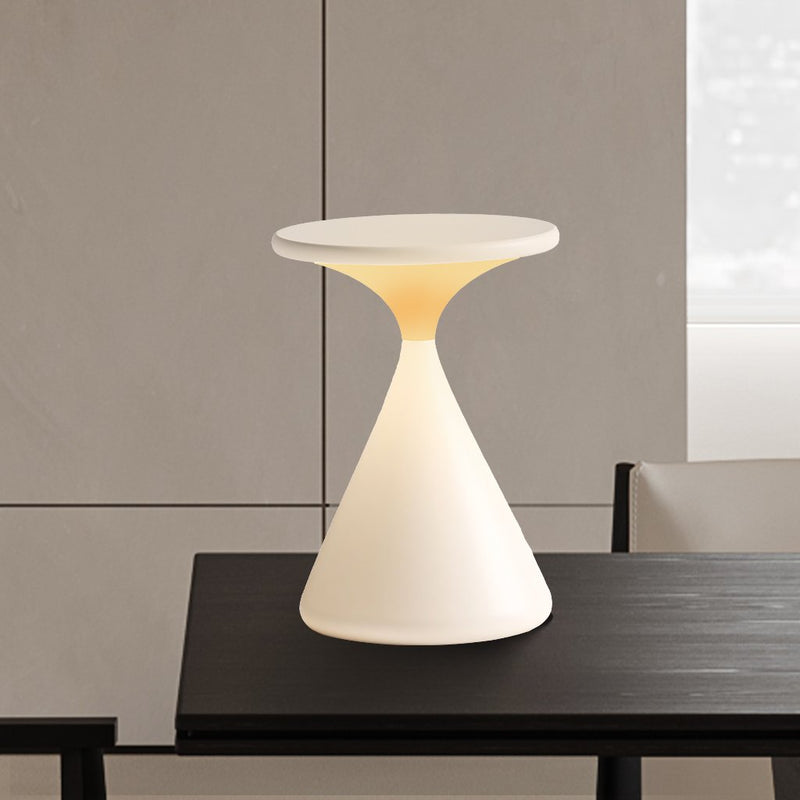 ConoGlow – Moderne Bordlampe med konisk konisk base og blød omgivende belysning