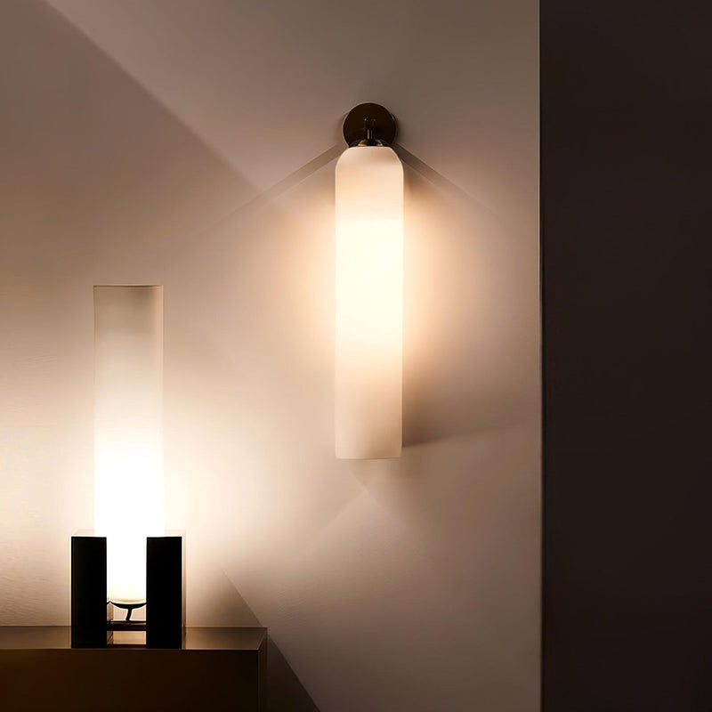 GlowLine – Minimalistisk væglampe med slank cylinderform og blød omgivende belysning