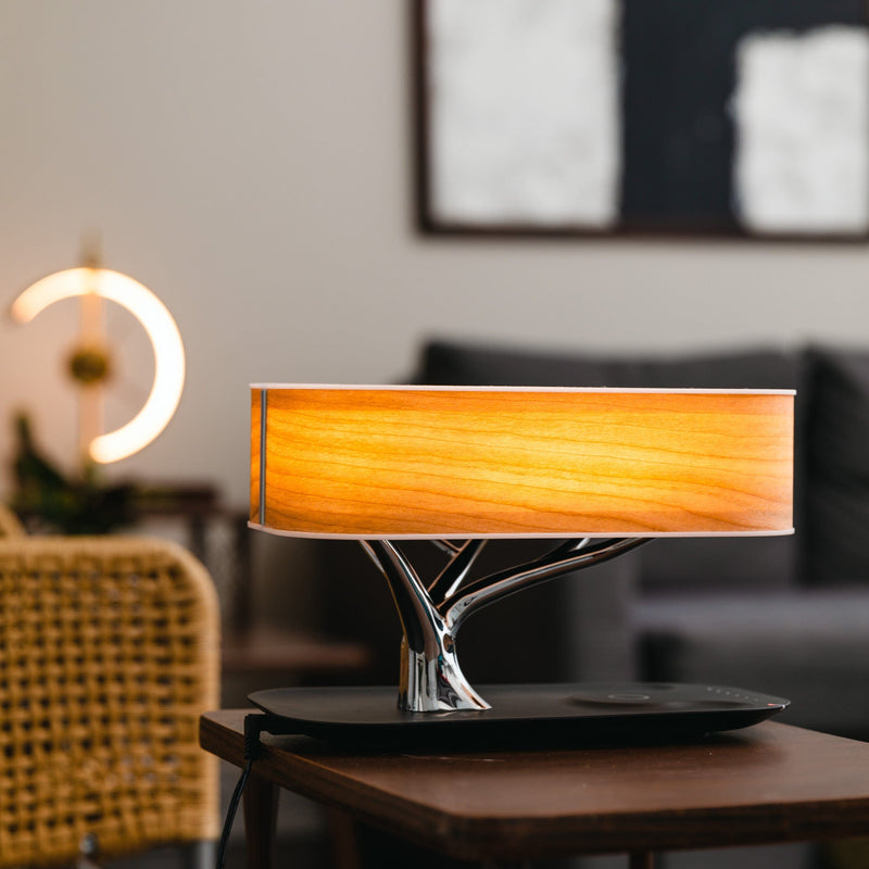 LumeGlow – Moderne bordlampe med unik form og trådløs opladningssokkel