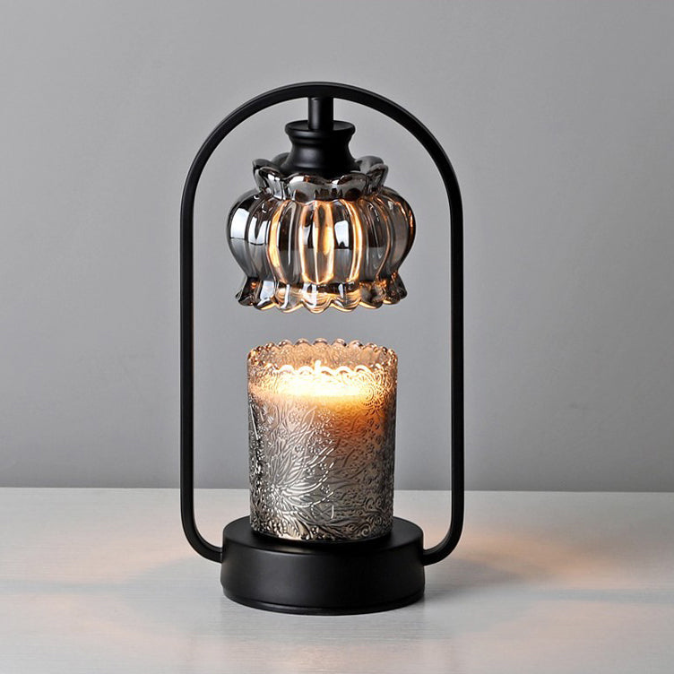 LumiNest – Nordisk bordlampe med glasskærm og rund jernfod