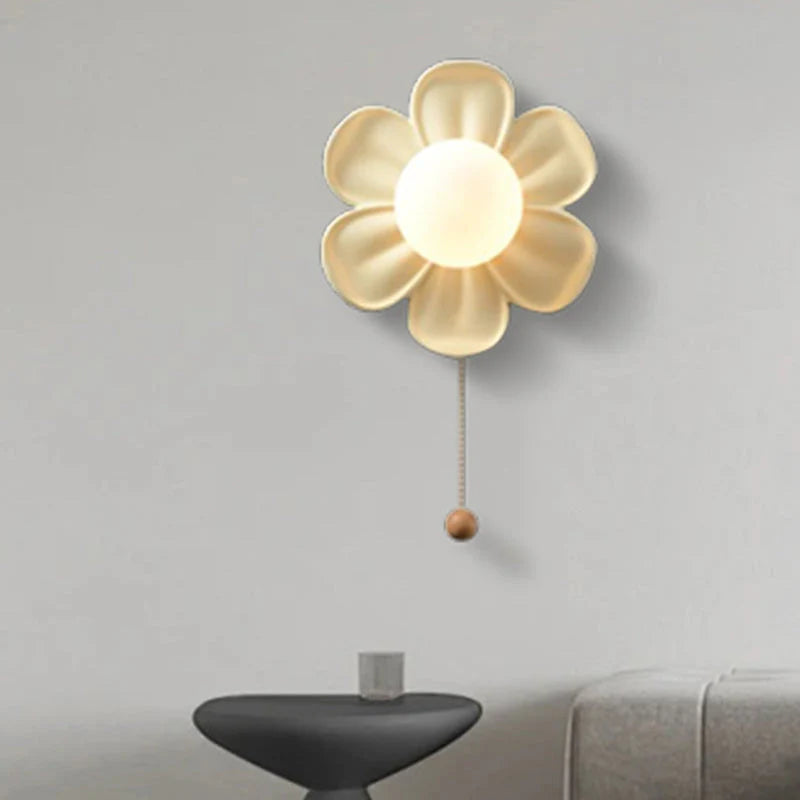 FloraGlow – Kunstnerisk blomstret væglampe med elegant designaccent