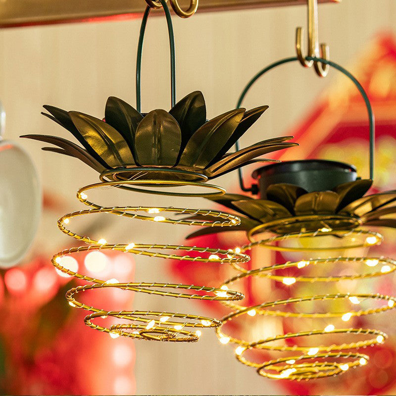 PineGlow – Solcelledrevet LED Ananas Udendørslampe med Kobberfinish
