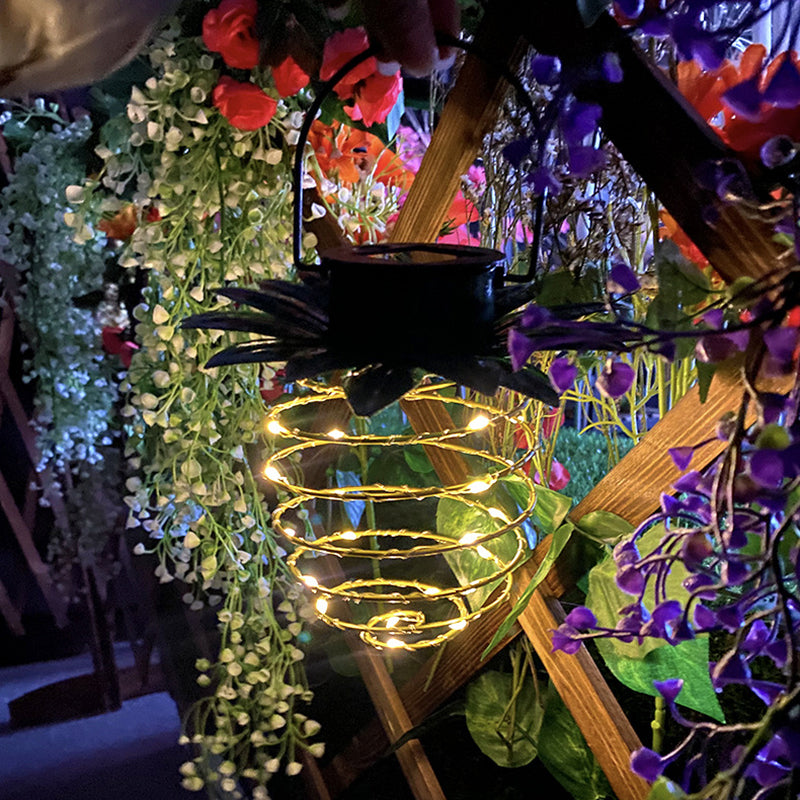 PineGlow – Solcelledrevet LED Ananas Udendørslampe med Kobberfinish