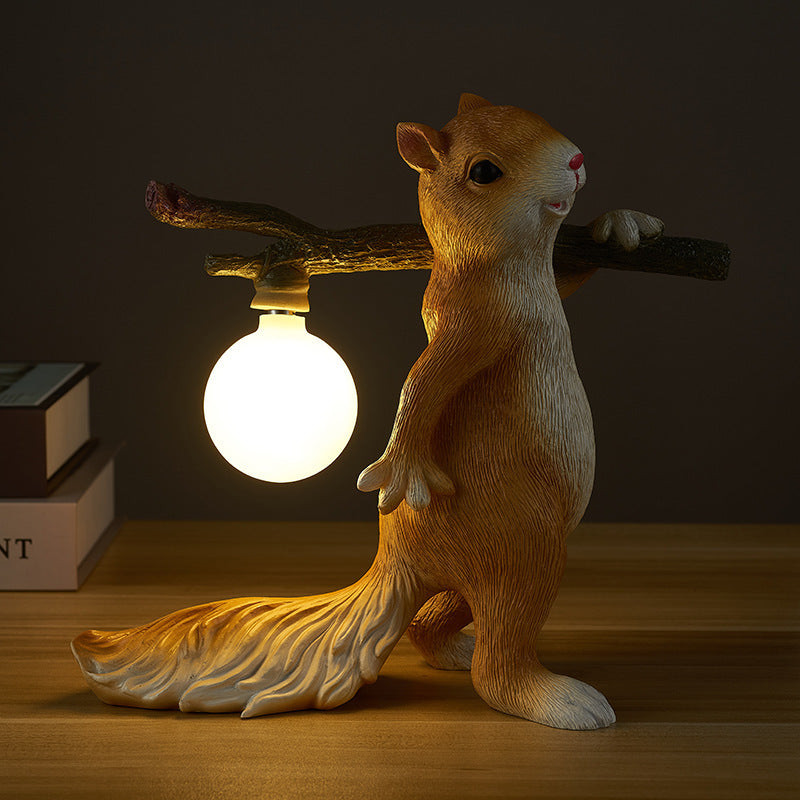 SquirrelLume – Tegneserie-inspireret Harpiks Bordlampe