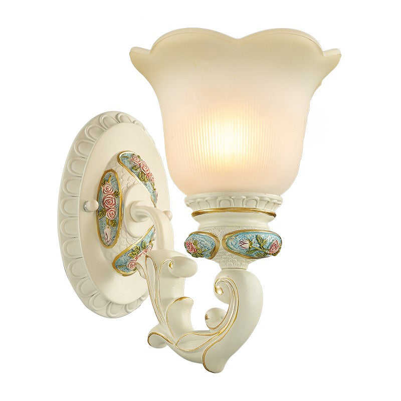 FloraSconce – Europæisk Væglampe i Resin og Glas med Blomsterudskæringer