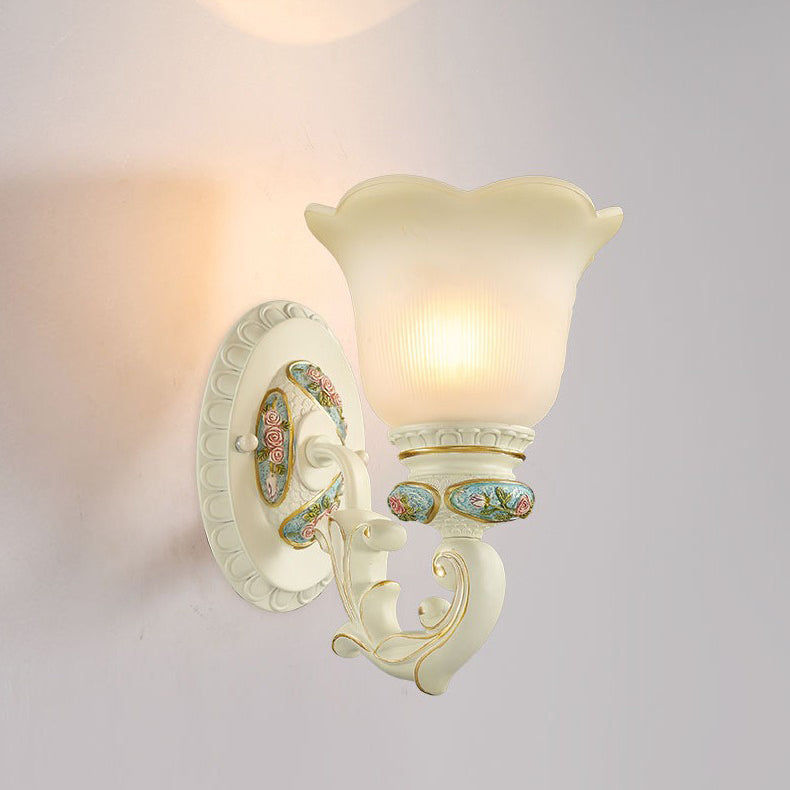 FloraSconce – Europæisk Væglampe i Resin og Glas med Blomsterudskæringer