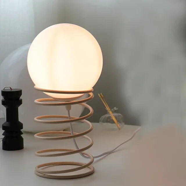 FeatherGlow – Moderne bordlampe med fjerinspireret design til elegante interiører
